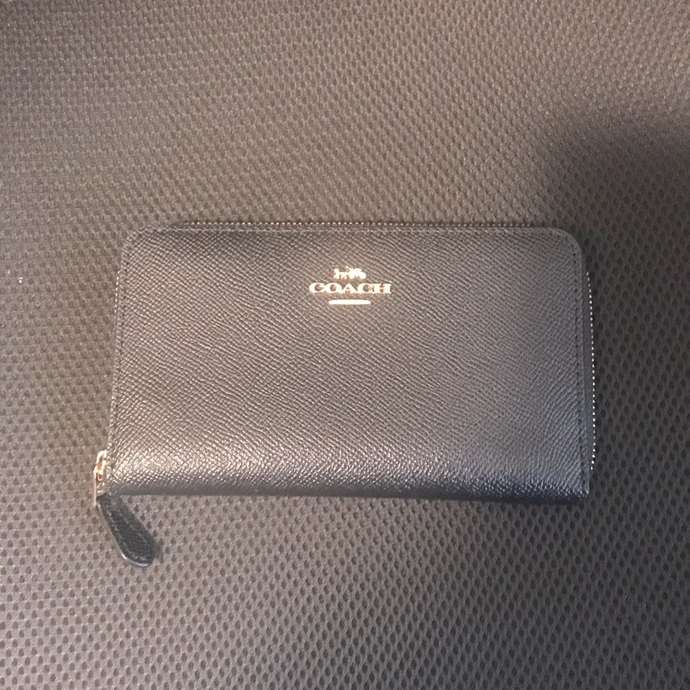 EUC Coach Medium Zippered Wallet